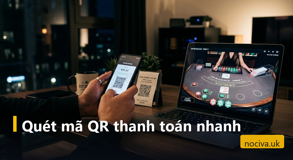 Phương Thức Thanh Toán Cá Cược: So Sánh Ngân Hàng, Ví Điện Tử Và Crypto Trước Khi Chọn 3 Tay quét mã QR thanh toán cạnh laptop hiện giao diện bàn chơi casino trực tuyến với lá bài và chip