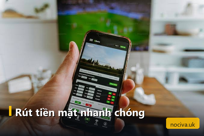 Phương Thức Thanh Toán Cá Cược: So Sánh Ngân Hàng, Ví Điện Tử Và Crypto Trước Khi Chọn 5 Tay đếm tiền mặt cạnh điện thoại hiện màn hình yêu cầu rút tiền từ ứng dụng cá cược